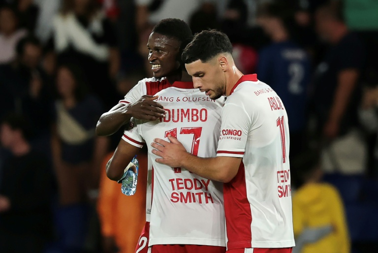 Stanis Idumbo (de dos), auteur du but de la victoire pour Monaco face au PSG, félicité par ses coéquipiers, le 4 septembre 2026 au Parc des Princes