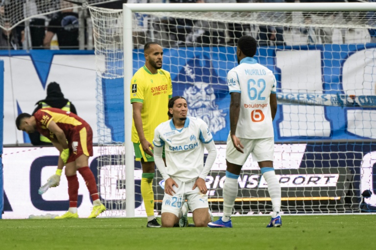 Le joueur de l'Olympique de Marseille Bilal Nadi, à genoux, reçoit un carton rouge lors de la débacle de l'OM en L1 contre Nantes le 4 janvier 2026 au Stade Vélodrome