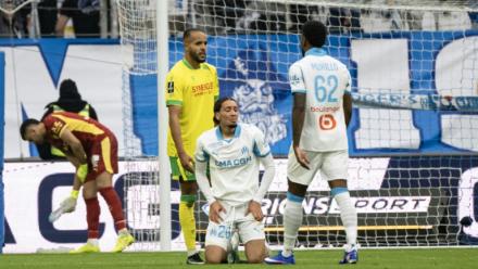Le joueur de l'Olympique de Marseille Bilal Nadi, à genoux, reçoit un carton rouge lors de la débacle de l'OM en L1 contre Nantes le 4 janvier 2026 au Stade Vélodrome