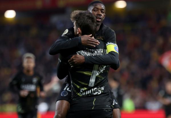 Khvicha Kvaratskhelia et Ousmane Dembélé célèbrent le but du Géorgien lors du match entre Lens et le PSG au stade Bollaert le 13 mai 2026