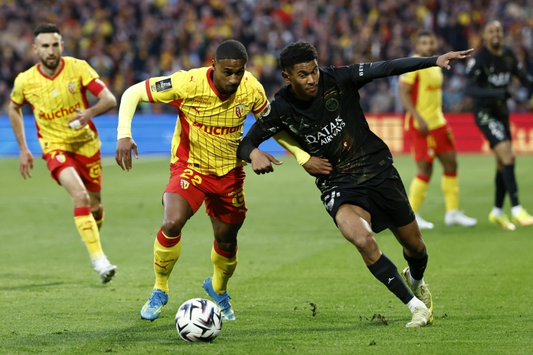 Wesley Said au duel avec Senny Mayulu  lors du match en retard de Ligue 1 entre Lens et le PSG au stade Bollaert le 13 mai 2026