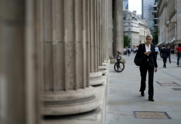 Des piétons longent la Banque d'Angleterre à Londres le 18 juin 2026