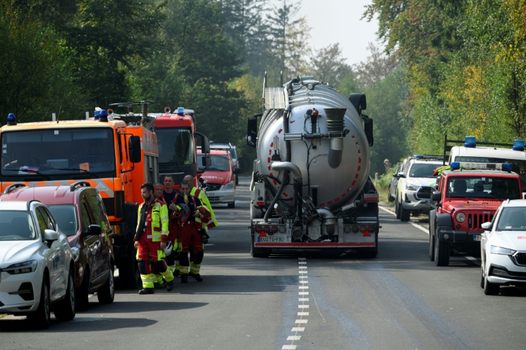 Un camion-citerne achemine de l'eau vers le parc naturel des Hautes Fagnes en proie à un incendie, le 16 août 2026 à Baelen, dans l'est de la Belgique 