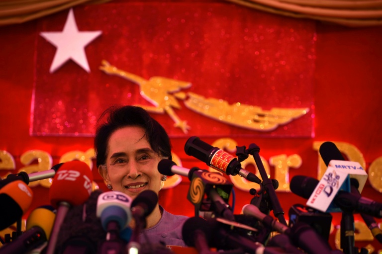 La leader de l'opposition birmane Aung San Suu Kyi s'exprime lors d'une conférence de presse à Rangoun le 5 novembre 2015