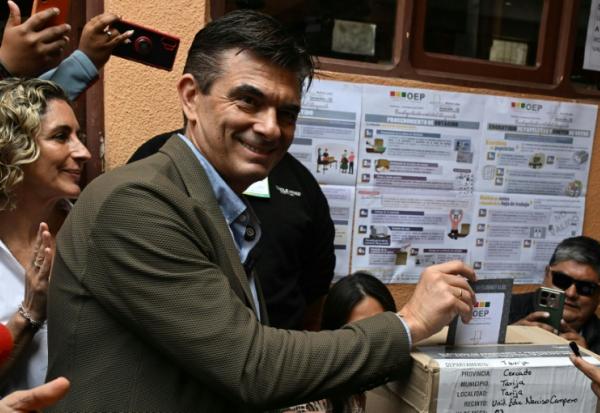 Le sénateur de centre-droit Rodrigo Paz vote aux côtés de son épouse, Maria Elena Urquidi (à gauche), lors du second tour de l'élection présidentielle à Tarija, en Bolivie, le 19 octobre 2025. Il a remporté dimanche le second tour de la présidentielle en Bolivie