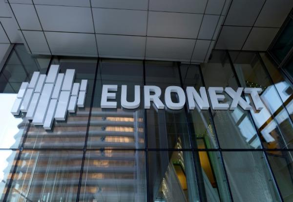 A l'entrée du siège de l'opérateur boursier Euronext, dans le quartier d'affaires de La Défense, près de Paris, le 25 août 2015