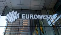 A l'entrée du siège de l'opérateur boursier Euronext, dans le quartier d'affaires de La Défense, près de Paris, le 25 août 2015