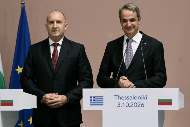 Le Premier ministre grec Kyriakos Mitsotakis (D) et son homologue bulgare Rumen Radev lors d'une cérémonie de restitution des restes attribués au tsar Samouil, l'un des derniers souverains bulgares avant la domination byzantine, le 3 octobre 2026 au musée byzantin de Thessalonique