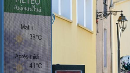 Les prévisions de températures de la météo sur un écran dans une rue de Villeneuve-les-Béziers, le 8 juillet 2026 dans l'Hérault