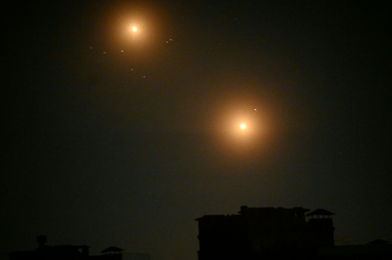 La défense ukrainienne tire sur des drones russes au-dessus de Kiev, le 14 novembre 2025