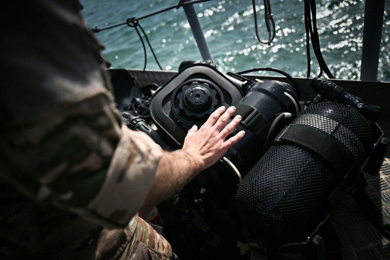 Du matériel de plongée à bord du chasseur de mines tripartite de la Marine française L'aigle, au large de Dieppe, le 14 avril 2026 en Normandie