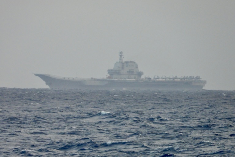 Photo prise le 31 mars 2025 et publiée par le ministère de la Défense taïwanais le 1er avril 2025 montrant le porte-avions chinois Shandong naviguant dans les eaux au large de Taïwan