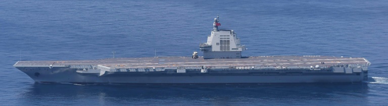 Photo prise par le ministère japonais de la Défense, le 11 septembre 2025, diffusée via Jiji Press le 12 septembre 2025, montrant le Fujian, troisième et plus récent porte-avions chinois,  naviguant en mer de Chine orientale