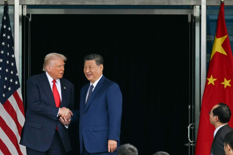 Donald Trump (g) et Xi Jinping à Busan, en Corée du Sud, le 30 octobre 2025