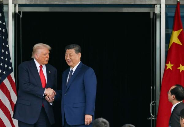 Donald Trump (g) et Xi Jinping à Busan, en Corée du Sud, le 30 octobre 2025