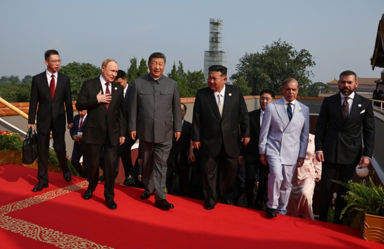 Cette photo distribuée par l'agence d'État russe Sputnik, montre le président russe Vladimir Poutine marchant avec le président chinois Xi Jinping, le dirigeant nord-coréen Kim Jong Un et le Premier ministre pakistanais Shehbaz Sharif avant un défilé militaire marquant le 80e anniversaire de la victoire sur le Japon et la fin de la Seconde Guerre mondiale, sur la place Tiananmen à Pékin le 3 septembre 2025