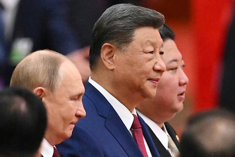 Le président chinois Xi Jinping, le dirigeant de Corée du Nord Kim Jong Un , et le président russe Vladimir Poutine, arrivent pour une réception dans le Grand Palais du Peuple, après un défilé militaire marquant le 80e anniversaire de la victoire sur le Japon et la fin de la Seconde Guerre mondiale, à Pékin le 3 septembre 2025