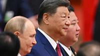 Le président chinois Xi Jinping, le dirigeant de Corée du Nord Kim Jong Un , et le président russe Vladimir Poutine, arrivent pour une réception dans le Grand Palais du Peuple, après un défilé militaire marquant le 80e anniversaire de la victoire sur le Japon et la fin de la Seconde Guerre mondiale, à Pékin le 3 septembre 2025