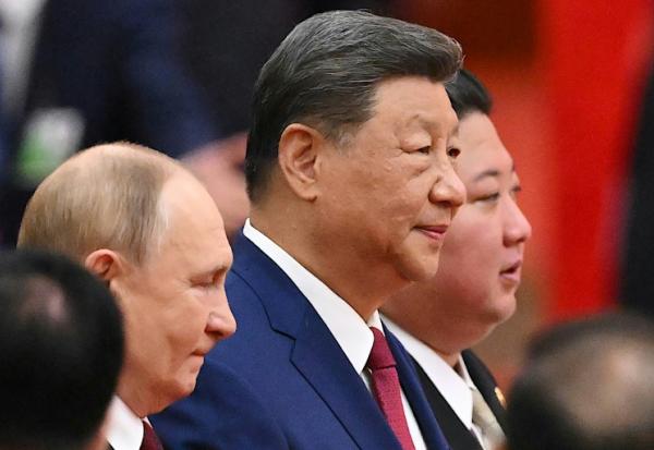 Le président chinois Xi Jinping, le dirigeant de Corée du Nord Kim Jong Un et le président russe Vladimir Poutine, après un défilé militaire marquant le 80e anniversaire de la victoire sur le Japon et la fin de la Seconde Guerre mondiale, à Pékin le 3 septembre 2025