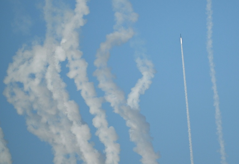 Des soldats de l'Armée populaire de libération chinoise (APL) tirent une roquette lors d'exercices militaires sur l'île de Pingtan, dans la province du Fujian, dans l'est de la Chine, le point le plus proche de Taïwan, le 30 décembre 2025 