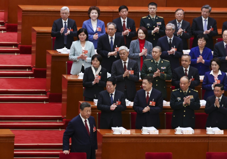 Le dirigeant chinois Xi Jinping (en bas) assiste à l'événement politique des 