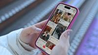 Une femme consulte sur son smartphone le réseau social chinois Xiaohongshu, également connu sous le nom de RedNote, le 15 janvier 2025 à Pékin