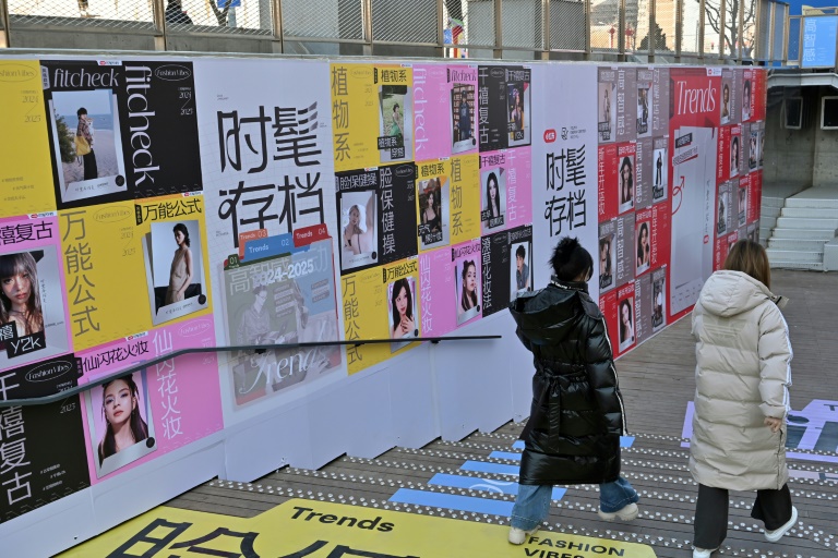 Des publicités pour le réseau social Xiaohongshu, également connu sous le nom de RedNote, dans un centre commercial à Pékin, le 15 janvier 2025