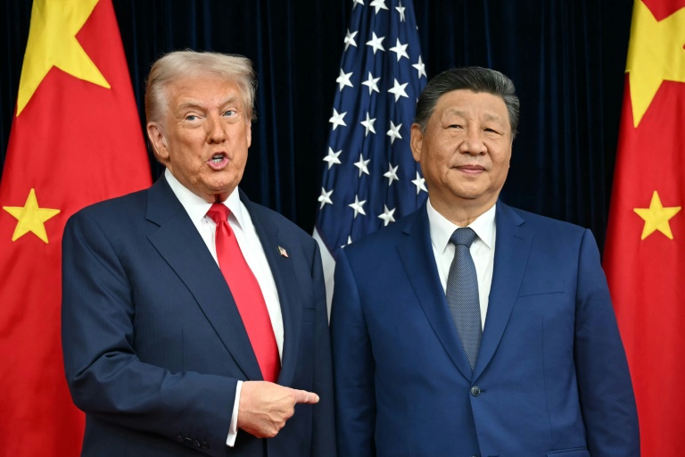 Les présidents américain Donald Trump (à gauche) et chinois Xi Jinping à Busan en Corée du Sud le 30 octobre 2025