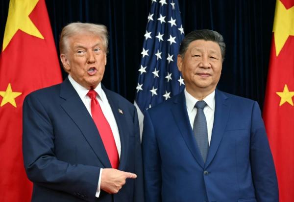 Les présidents américain Donald Trump (à gauche) et chinois Xi Jinping à Busan en Corée du Sud le 30 octobre 2025