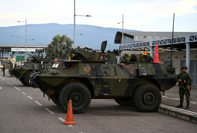 Des soldats colombiens en faction au point de passsage de Cucuta, à la frontière avec le Venezuela, le 3 janvier 2026 