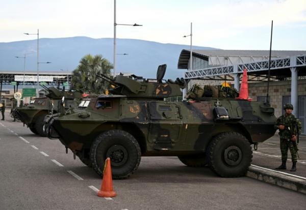 Des soldats colombiens en faction au point de passsage de Cucuta, à la frontière avec le Venezuela, le 3 janvier 2026 