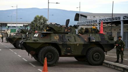 Des soldats colombiens en faction au point de passsage de Cucuta, à la frontière avec le Venezuela, le 3 janvier 2026 
