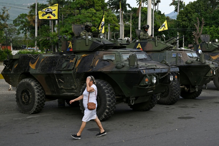 Une femme passe devant des véhicules militaires colombiens stationnés à Cucuta, à la frontière avec le Venezuela, le 3 janvier 2026 

Des soldats colombiens en faction au point de passsage de Cucuta, à la frontière avec le Venezuela, le 3 janvier 2026 