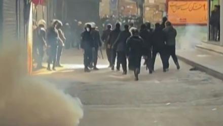 Cette capture d'une video UGC diffusée sur les réseaux sociaux montre des forces de l'ordre iraniennes dispersant des manifestants dans le Grand bazar de Téhéran le 6 janvier 2006