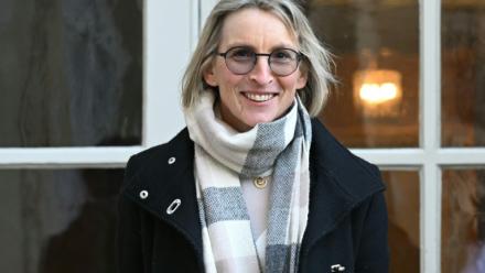 La présidente du syndicat agricole Coordination rurale, Véronique Le Floc'h, arrive pour une réunion à l'hôtel Matignon, à Paris, le 13 janvier 2025