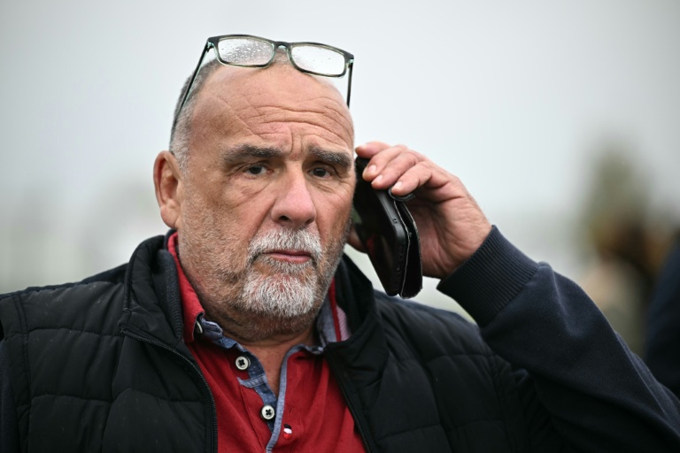 Serge Bousquet-Cassagne, alors responsable du syndicat agricole Coordination rurale CR47, téléphone lors du blocage d'un entrepôt logistique à Montbartier, dans le sud-ouest de la France, le 20 novembre 2024