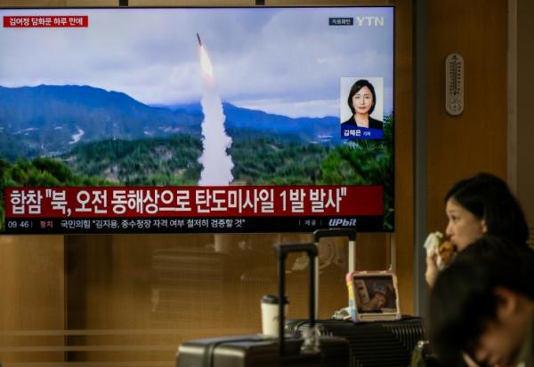 Un écran dans une gare de Séoul diffuse des images d'un essai de missile nord-coréen, le 3 octobre 2026
