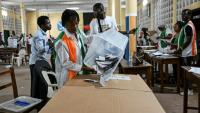 Une représentante de la commission électorale vide une urne pour le dépouillement des votes de la présidentielle ivoirienne, le 25 octobre 2025 à Abidjan

