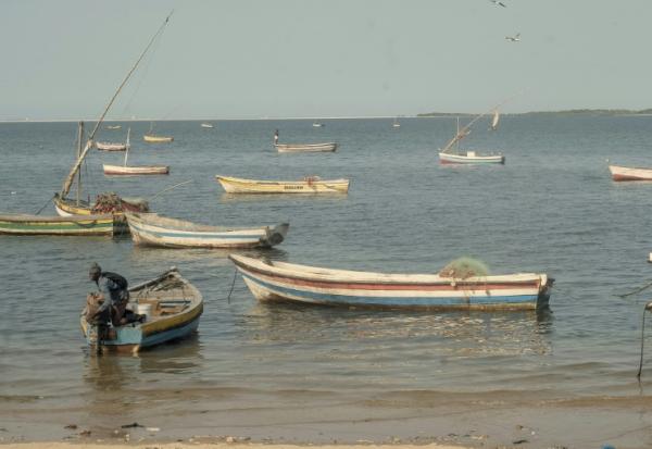 Des bateaux de pêche sur la Costa do Sol à Maputo, le 28 mai 2026 au Mozambique