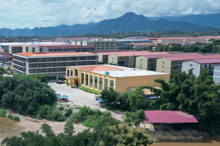 Le complexe KK Park dans le canton de Myawaddy en Birmanie, vu depuis le district de Mae Sot en Thaïlande, le 17 septembre 2025