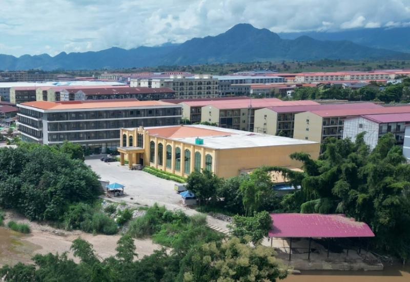 Le complexe KK Park dans le canton de Myawaddy en Birmanie, vu depuis le district de Mae Sot en Thaïlande, le 17 septembre 2025