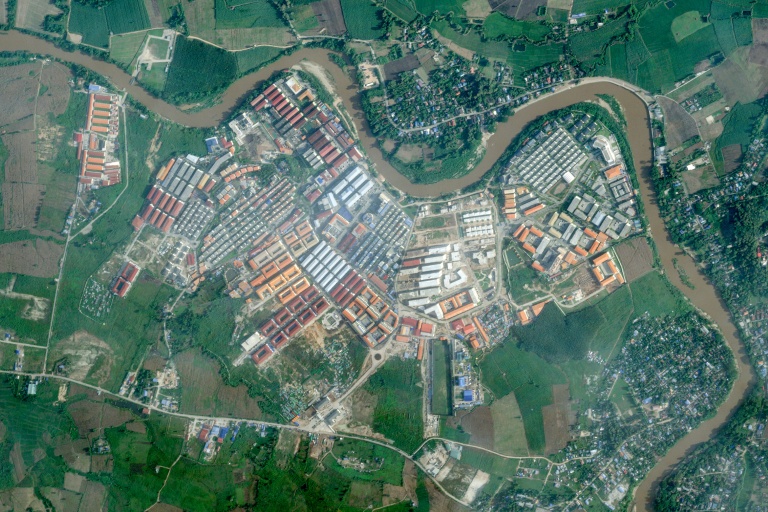Photo satellite, prise le 19 septembre 2025 et fournie le 30 septembre 2025 par Planet Labs PBC, montrant le complexe KK Park dans le canton oriental de Myawaddy en Birmanie, le long de la rivière frontalière Moei, face au district de Mae Sot (en haut, droite) en Thaïlande