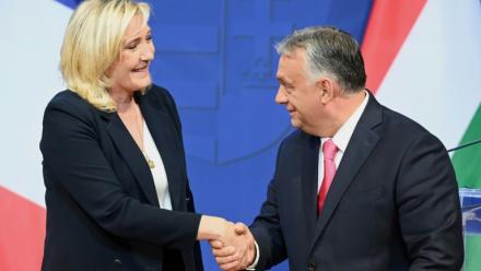 La patronne du Rassemblement national, Marine Le Pen, et Viktor Orban, alors Premier ministre hongrois, le 26 octobre 2026 à Budapest