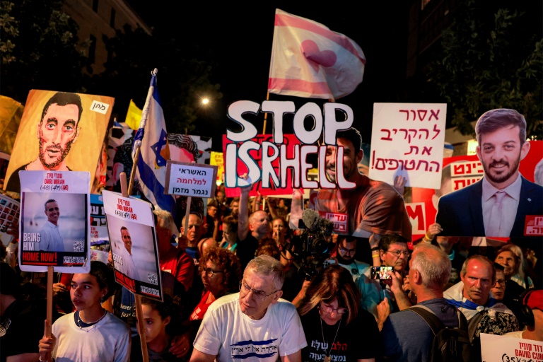 Des familles d'Israéliens retenus en otage à Gaza et des soutiens appellent à leur libération et à un cessez-le-feu dans la guerre à Gaza, dans le centre de Jérusalem, le 3 septembre 2025