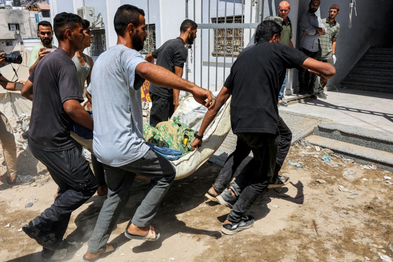 Des hommes portent le corps d'un Palestinien tué dans un bombardement israélien sur un camp de déplacés, à l'hôpital al-Chifa de la ville de Gaza, le 4 septembre 2025