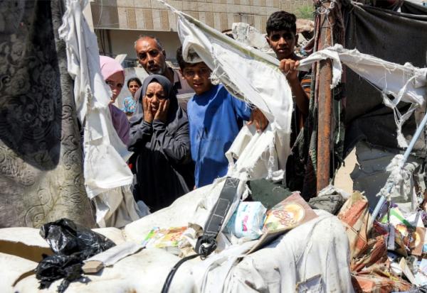 Des personnes inspectent les dégâts dans un campement de tentes qui abritait des déplacés, après un bombardement israélien, près de l’hôpital Chifa, dans la ville de Gaza, le 4 septembre 2025