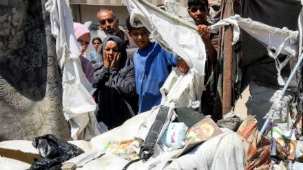 Des personnes inspectent les dégâts dans un campement de tentes qui abritait des déplacés, après un bombardement israélien, près de l’hôpital Chifa, dans la ville de Gaza, le 4 septembre 2025