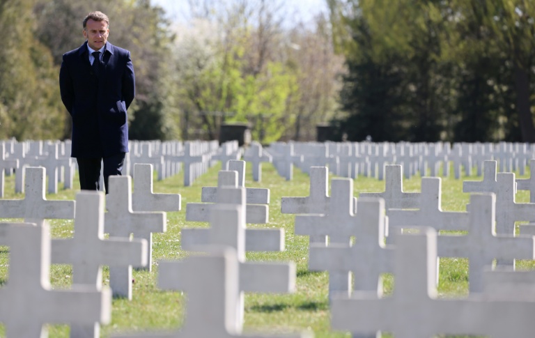 Le président français Emmanuel Macron au cimetière militaire français de Gdansk lors d'une visite en Pologne, le 20 avril 2026