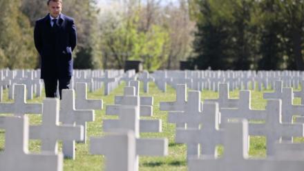 Le président français Emmanuel Macron au cimetière militaire français de Gdansk lors d'une visite en Pologne, le 20 avril 2026