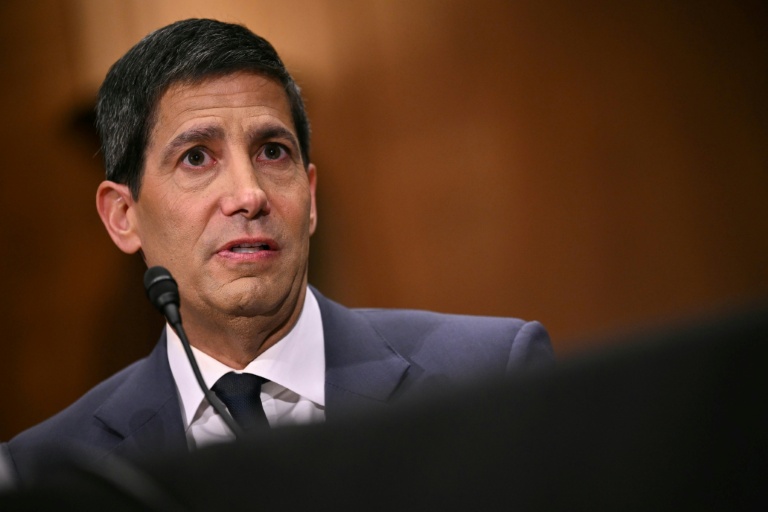 Kevin Warsh, candidat à la présidence de la Réserve fédérale américaine, témoigne lors d'une audition de la commission bancaire du Sénat sur sa nomination, le 21 avril 2026 au Capitole à Washington